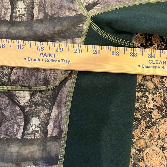 Under Armour Men’s Pullover 1/4 zip with Neon accent. Size L - Picture 10 of 10